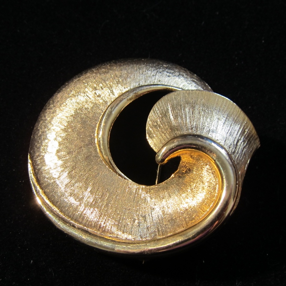 Vintage Gold Knot pin